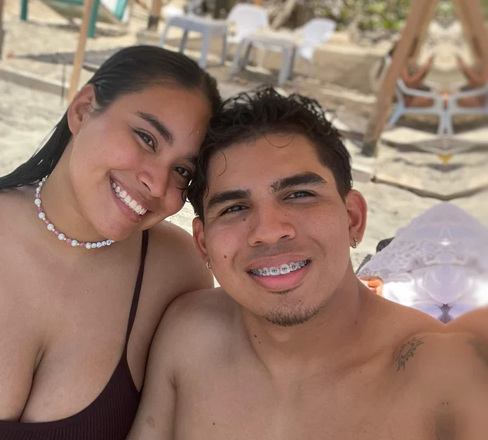 Ellos dos, sonriendo juntos en la playa